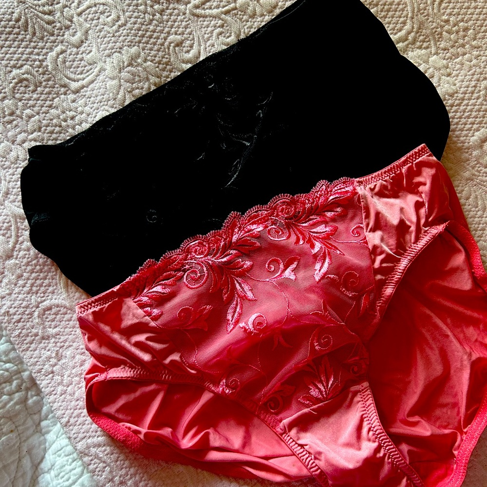 Soma Sensuous Lace High Leg Briefs, Size S. Lace front panel.
